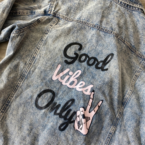 Honey Punch Good Vibes Only Jean Jacket Size M - Picture 3 of 12